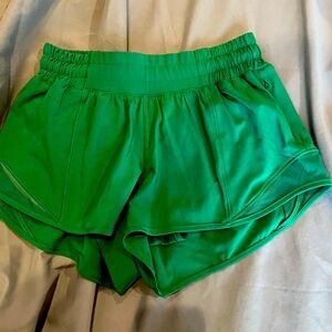 Lululemon hotty hot shorts 2.5”